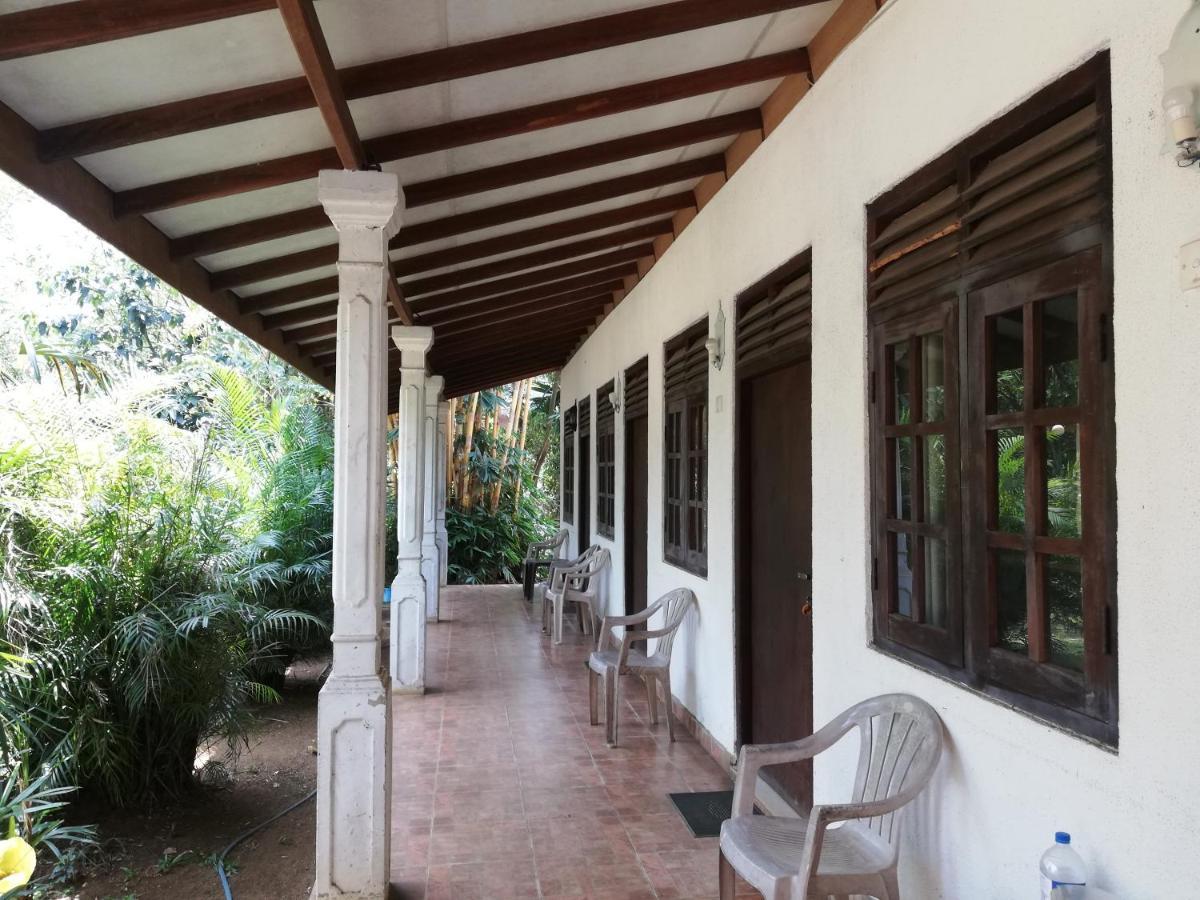 Leaf Guest House Гампола Екстер'єр фото