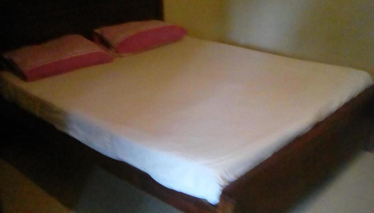 Leaf Guest House Гампола Екстер'єр фото